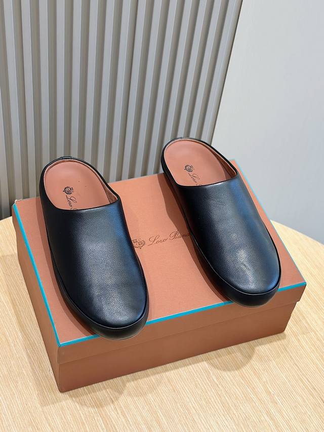 Loro Piana Tomori Sabot便鞋拖鞋 这款这款鞋履采用柔软的绒面牛皮革制成，质感丰富，通过loropiana标志性精湛手工技艺精制而成。以潜心